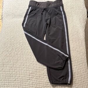 Lululemon Ivivva On the Right Track Pants Dark Carbon/Chrome Sz 10